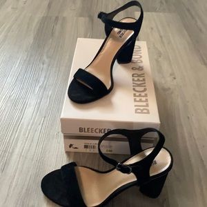 Super cute black suede heels.